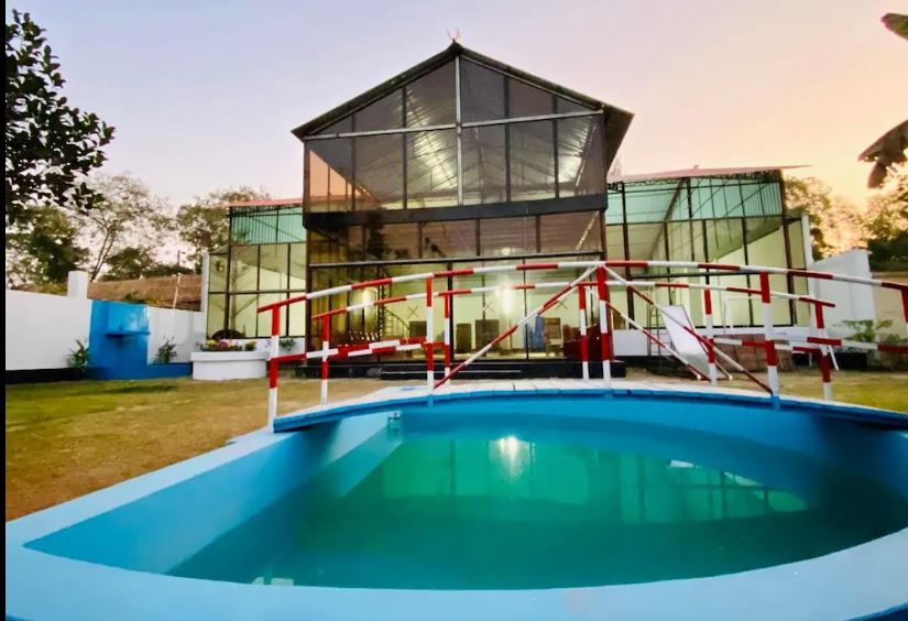 Rajmahal Resort cottage and pool